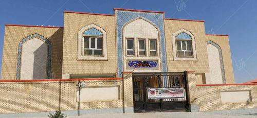 نمای مدرسه با آجر زرد